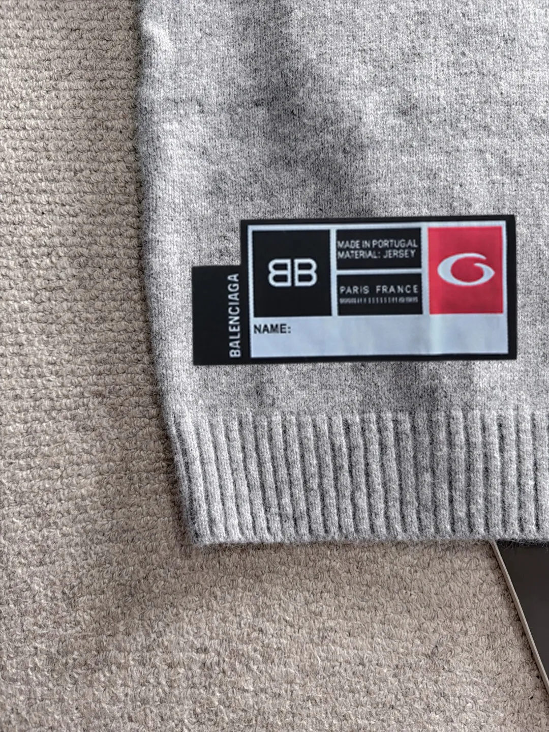Next day shipping P195 Balenciaga high quality 2026 autumn and winter official website latest sweater, on sale at the same time at the counter Hot Sale! Specially made of wool blended fabric. It feels comfortable and can be directly in contact with the skin. The logo badge is exquisitely embroidered, which is extremely eye-catching! The details highlight the fashionable charm of big brands. Exquisite workmanship. Three-dimensional cutting style. The wearing effect is invincible and handsome! All three standards are complete! Sizes:M-3XL